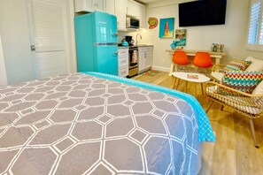 WiFi, bed sheets - Retro chic beachfront studio mere steps from sand grilling area and shuffleboard (North Redington Beach)