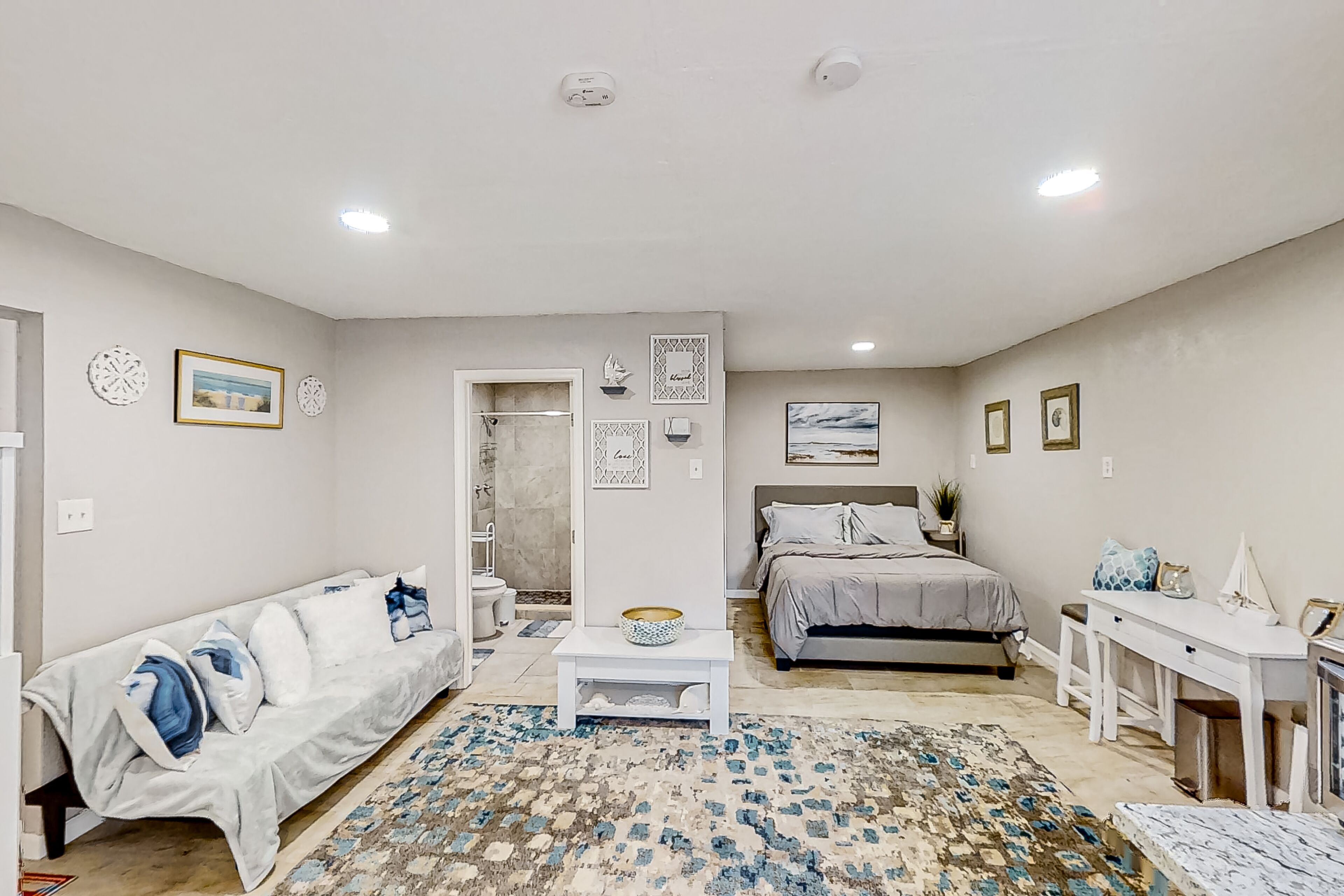 Desk, iron/ironing board, WiFi, bed sheets