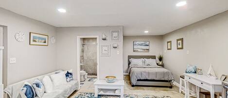 Desk, iron/ironing board, WiFi, bed sheets