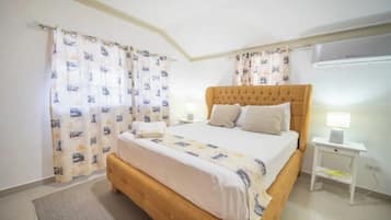 Caja de seguridad en la habitación y tabla de planchar con plancha