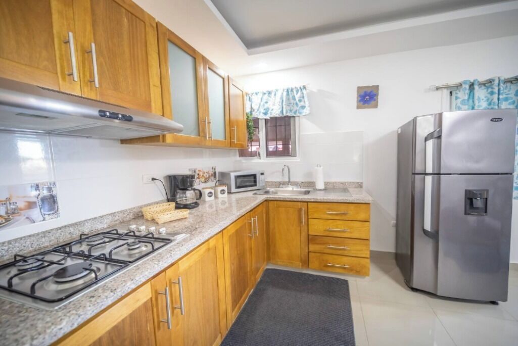 Mikrowelle, Herdplatte, Wasserkocher mit Kaffee-/Teezubehör, Toaster