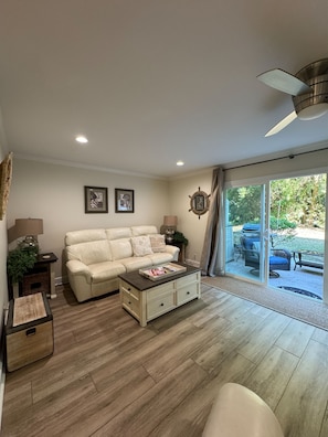 TV - Charming 3BR/2.5B Townhome in Ocean Walk – Pools/Tennis, Walk to Village & Beach (St. Simons Island)