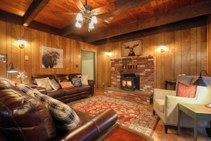 TV, fireplace - The Cabin at Pinecone- Close to Shaver Lake (Auberry)