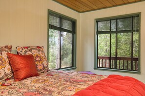 4 bedrooms, iron/ironing board, Internet, bed sheets