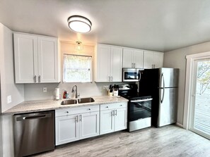 Private kitchen - Delightful 2-bedroom Waterfront Bungalow in 3 Tree Point Burien (Burien)