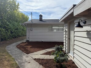 Exterior - Delightful 2-bedroom Waterfront Bungalow in 3 Tree Point Burien (Burien)