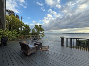 Outdoor dining - Delightful 2-bedroom Waterfront Bungalow in 3 Tree Point Burien (Burien)