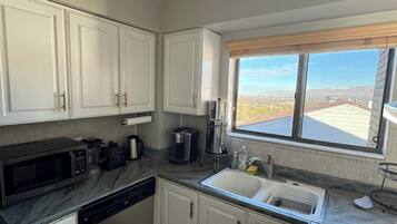 Microondas, horno, parrilla de estufa y lavavajillas