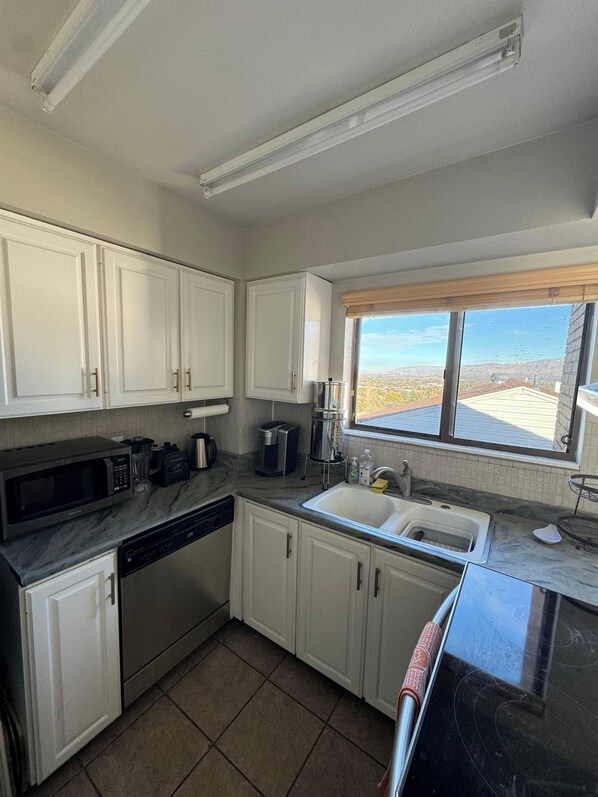 Microondas, horno, parrilla de estufa y lavavajillas