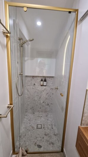 Shower, hair dryer - Magnolia Cottage- wineries, main street, station (Croydon North)