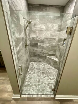 Een douche, een haardroger, handdoeken, zeep