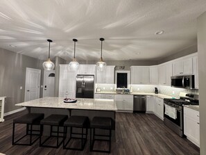 Mikrobølgeovn, ovn, kokeplater og oppvaskmaskin