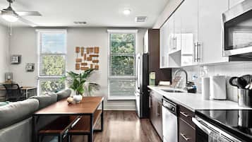 Geladeira, micro-ondas, fogão, cooktop