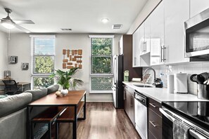 Geladeira, micro-ondas, fogão, cooktop