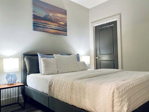 Tabla de planchar con plancha, wifi y ropa de cama 