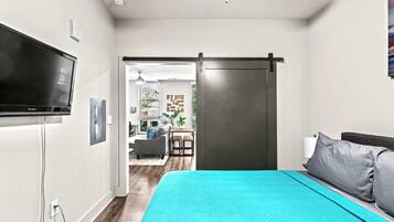 1 habitación, tabla de planchar con plancha, wifi y ropa de cama