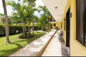 Terrace/patio - Bright Modern 2b/2b King bed, Walk to Beach & Town (Playas del Coco)
