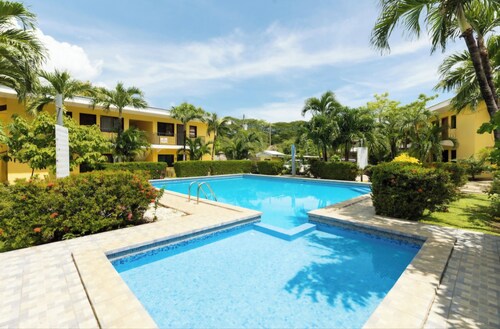 Bright Modern 2b/2b King bed, Walk to Beach & Town