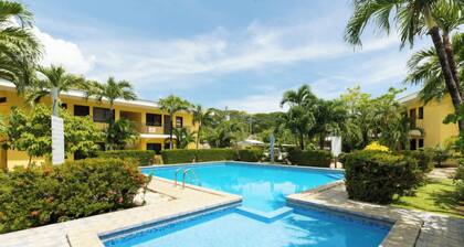 Bright Modern 2b/2b King bed, Walk to Beach & Town