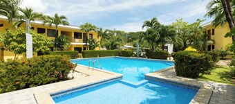 Bright Modern 2b/2b King bed, Walk to Beach & Town