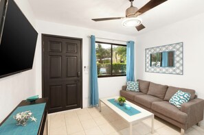 TV - Bright Modern 2b/2b King bed, Walk to Beach & Town (Playas del Coco)