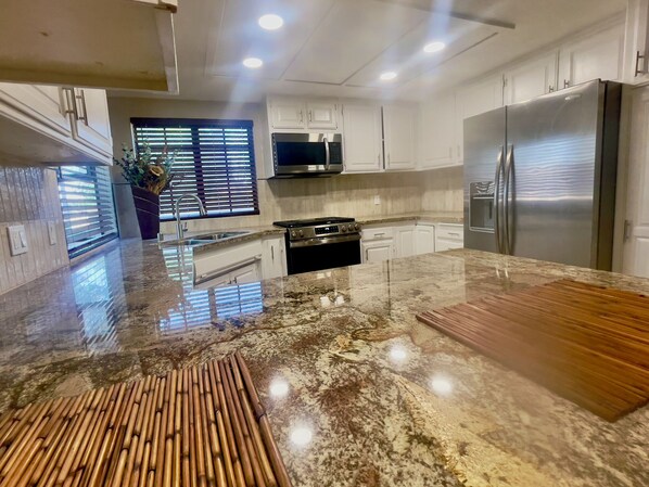 Mikroaaltouuni, uuni, liesi, astianpesukone