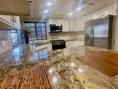 The Prime Spot - Near "The BLVD" and AV  Hospital