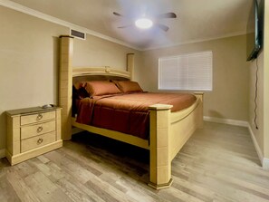 4 bedrooms, iron/ironing board, free WiFi, bed sheets