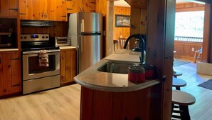 Fridge, microwave, toaster, cookware/dishes/utensils - The Lake George Near House – Lake George Village (Lake George)