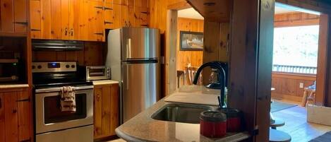 Réfrigérateur, four à micro-ondes, grille-pain, vaisselle et ustensiles