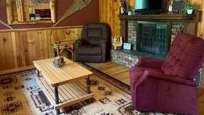 Smart TV, fireplace - The Lake George Near House – Lake George Village (Lake George)