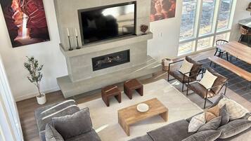 Smart-tv en een open haard