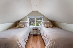 Tabla de planchar con plancha, wifi, ropa de cama