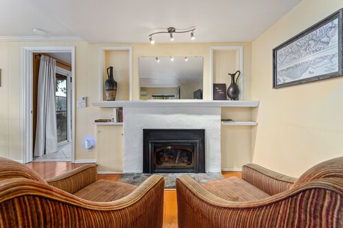 Soak Up Some Sunshine - S. Lakeshore Cabin