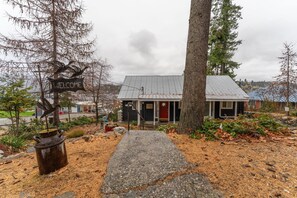 Exterior - Soak Up Some Sunshine - S. Lakeshore Cabin (Chelan)