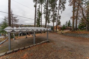 Property grounds - Soak Up Some Sunshine - S. Lakeshore Cabin (Chelan)