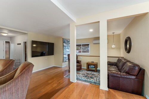 Soak Up Some Sunshine - S. Lakeshore Cabin