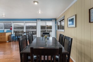 Dining - Soak Up Some Sunshine - S. Lakeshore Cabin (Chelan)