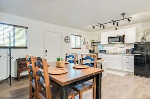 Dining - Prime Central Location Minutes from TMC Hospital: Desert Guest House (Tucson)