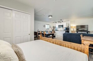 1 bedroom, iron/ironing board, free WiFi, bed sheets - Prime Central Location Minutes from TMC Hospital: Desert Guest House (Tucson)