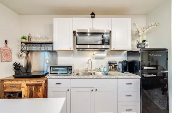 Microwave, stovetop - Prime Central Location Minutes from TMC Hospital: Desert Guest House (Tucson)