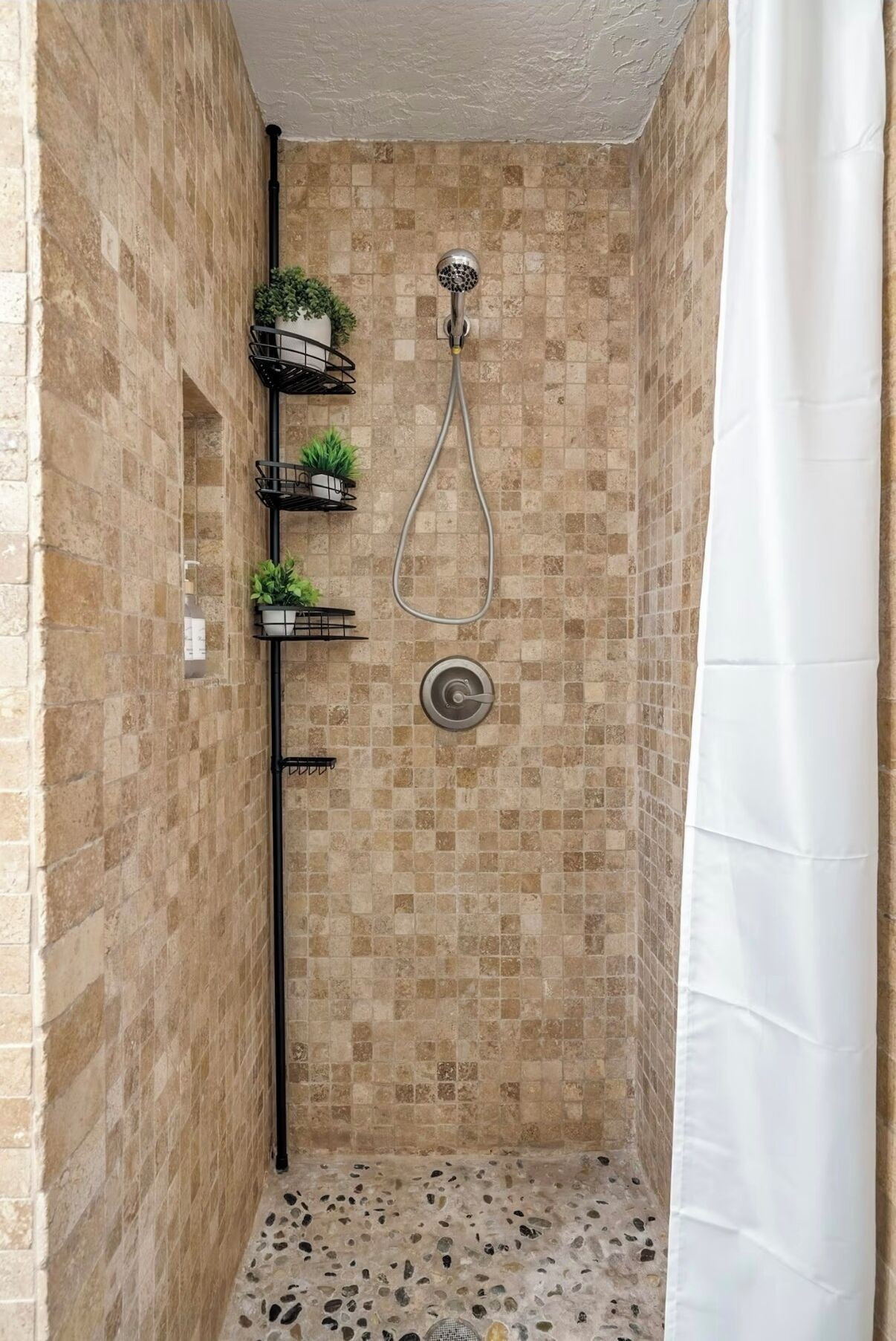 Douche, sèche-cheveux, serviettes fournies, savon