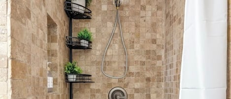 Douche, sĂšche-cheveux, serviettes fournies, savon