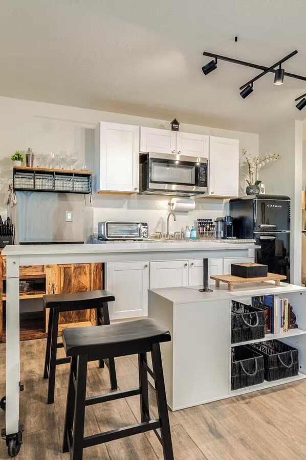 Microwave, stovetop - Prime Central Location Minutes from TMC Hospital: Desert Guest House (Tucson)