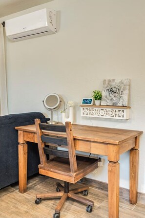 Dining - Prime Central Location Minutes from TMC Hospital: Desert Guest House (Tucson)