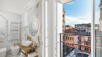 Deluxe-Suite, Balkon, Stadtblick | Badezimmer | Bademäntel, Hausschuhe, Bidet