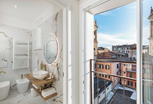 Deluxe Suite, Balcony, City View | Bathroom | Bathrobes, slippers, bidet - La Casa delle Dee (Bologna)