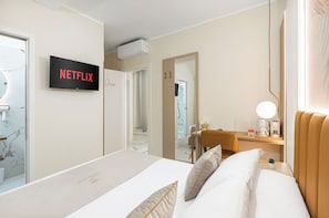 In-room safe, desk, laptop workspace, blackout drapes - La Casa delle Dee (Bologna)