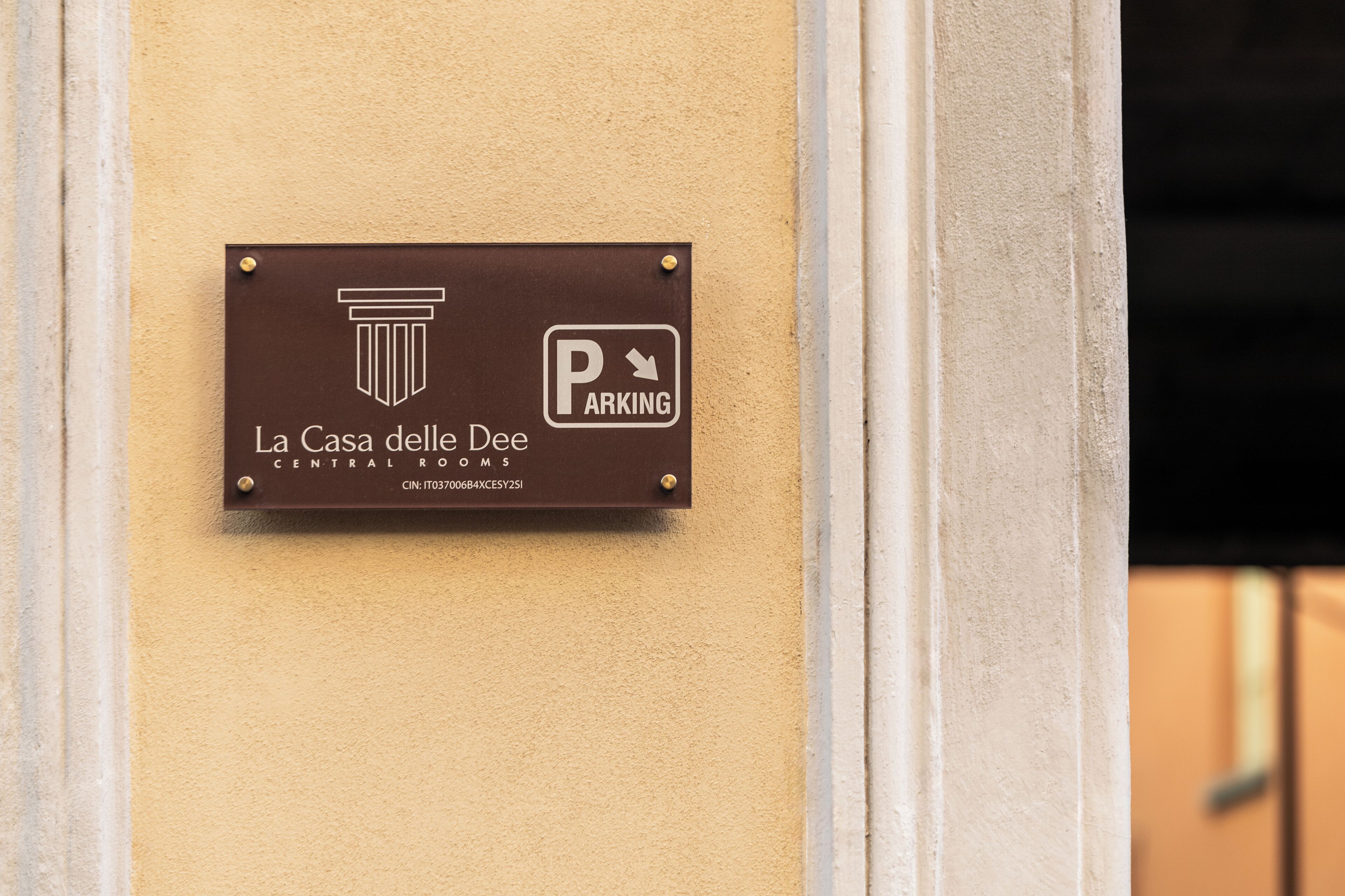 Een bord dat parkeergelegenheid aangeeft voor La Casa delle Dee Central Rooms.