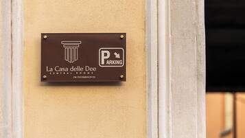 Een bord dat parkeergelegenheid aangeeft voor La Casa delle Dee Central Rooms.